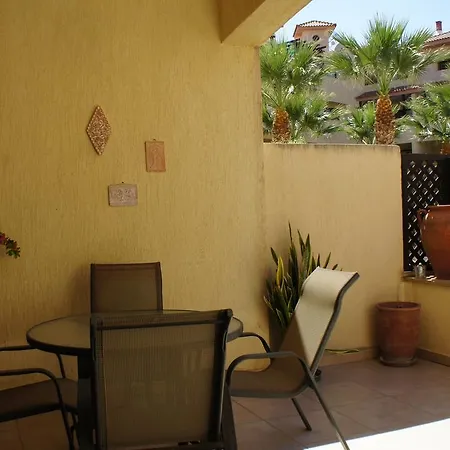 Townhouse Queens Gardens Feriehus Paphos