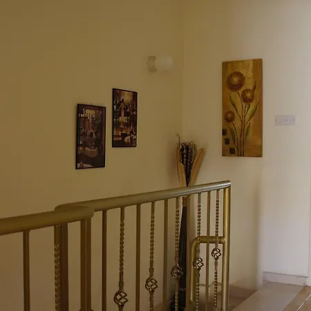 Townhouse Queens Gardens Feriehus Paphos